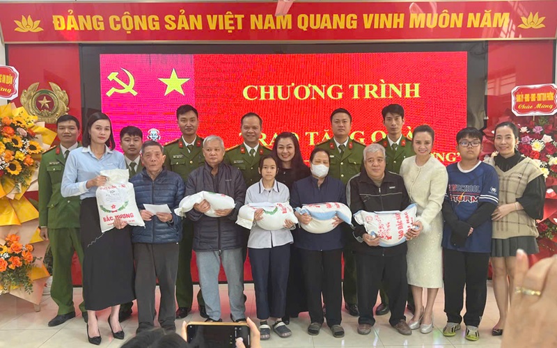Công an phường Thượng Lý tổ chức Chương trình “Tết nhân ái – Xuân yêu thương”: Trao 100 suất quà tết tặng người tàn tật, hộ gia đình có hoàn cảnh khó khăn